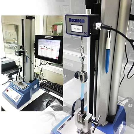 Testador de remoção de tela sensível ao toque que executa um teste de remoção de película T na película de vedação do perímetro do pára-brisa