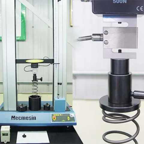 Sistema de teste de mola de vagão de coluna dupla e close-up da amostra